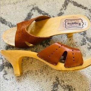Vintage 70’s Tan Leather & Wooden Heels! Super Cute For Summer 🌸
